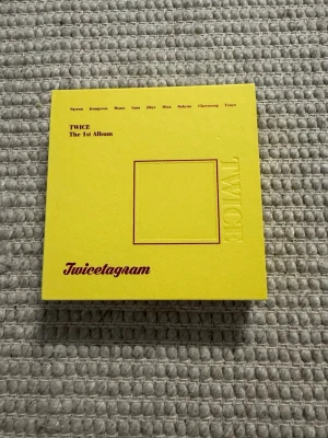 TWICE Gult Twicetagram album - Säljer detta Twice album då jag inte använder den. Den är i mycket bra skick och jag har aldrig spelat Cdn. Ingår 3 photocards och en liten photobook me Twice. Originalpriset är 259. Kan sänka pris om de behövs!💗