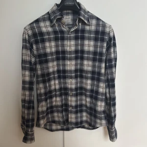 Flanellskjorta Stenströms  - En roligt fet och helt oanvänd Blå rutig flanellskjorta från Stenströms i st S för endast 750kr. Passar en mellan 165-175cm. Nypris 1800kr. Priset går att förhandla! 