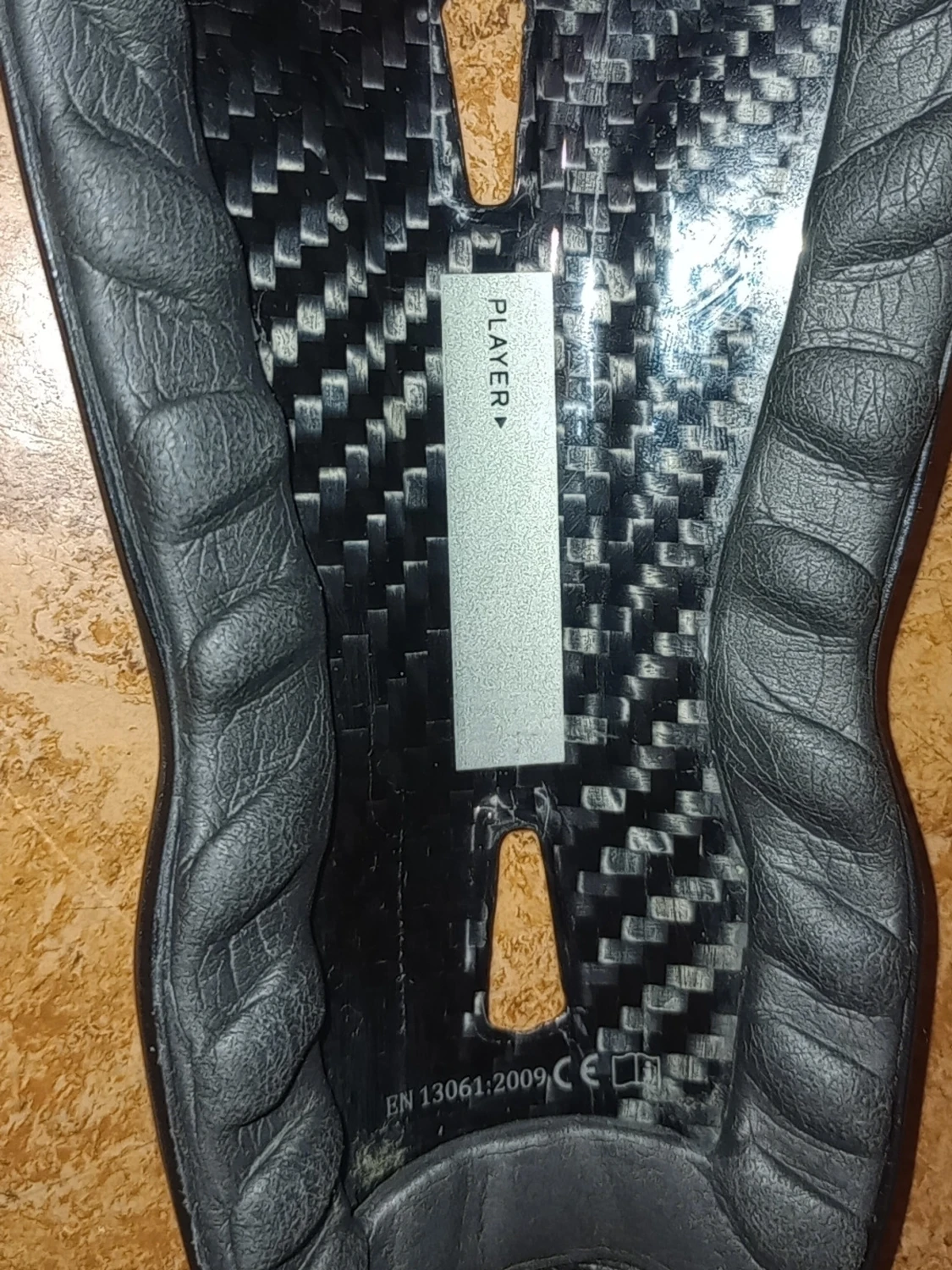 Monolit benskydd i kolfiber - 2