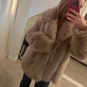 Päls jacka - Super fin ljusare fuskpäls jacka. Storlek L vilket gör att det blir en mer oversized look. Men den sitter as snyggt på även mig som vanligtvis är en 36/38 🩷