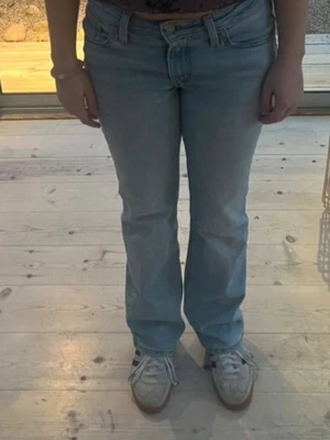 Low Waist Jeans  - Säljer dessa as snygga low waist jeansen från levis, tyvärr nån aning för korta på mig därför säljs dem! Precis som ny, förutom att det finns en pytte liten missfärgning under knät kolla sista bilden!!💕 Midjemått rakt över: 37,5 cm Innerbenslängden: 71 cm