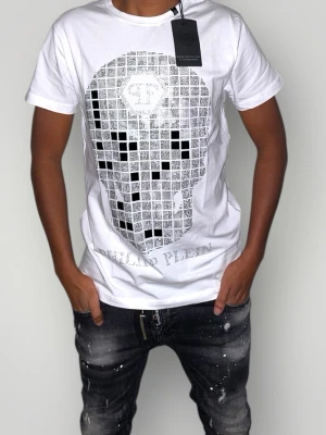 Philipp plein t shirt strl S vit  - Helt ny. Fin replika med hög kvalitet. Modellen är 175cm lång och bär storlek Small. Pris: 899kr. Först till kvarn. Skickas inom 24h
