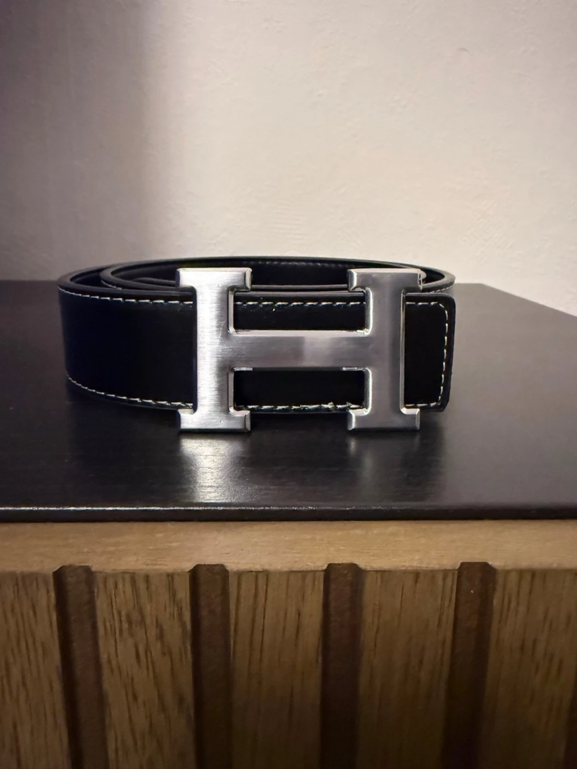 Svart skinnbälte med H-spänne - 1