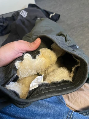 Mörkgröna fodrade täckbyxor - Säljer ett par mörkgröna täckbyxor med mjukt och fluffigt foder på insidan. Byxorna har ribbade muddar vid benslut och midja samt dragkedjor på fickorna. Perfekta för kalla dagar när du vill hålla dig varm och bekväm.