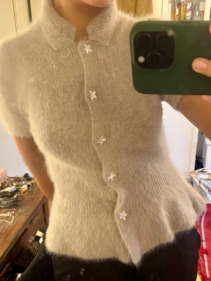 By malene birger tröja - Unik kofta med stjärnknappar från by malene birger. Säljs ej längre, storlek Xs. Köpte för 1000kr