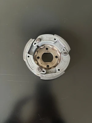 Mallosi fly clutch - Säljer nu en Mallosi fly clutch som fungerar utmärkt men skaffade en ny koppling så fick byta, använd men inte jätte sleten. Kopplings fjädrar kan skickas med med en liten slant extra