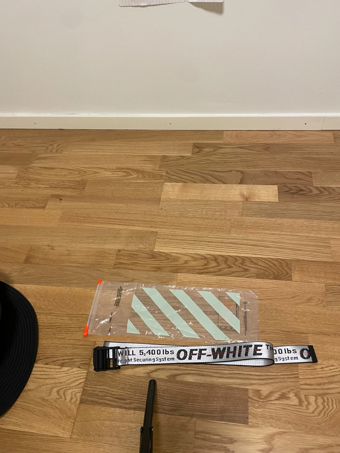 Off-White  i vitt väkte