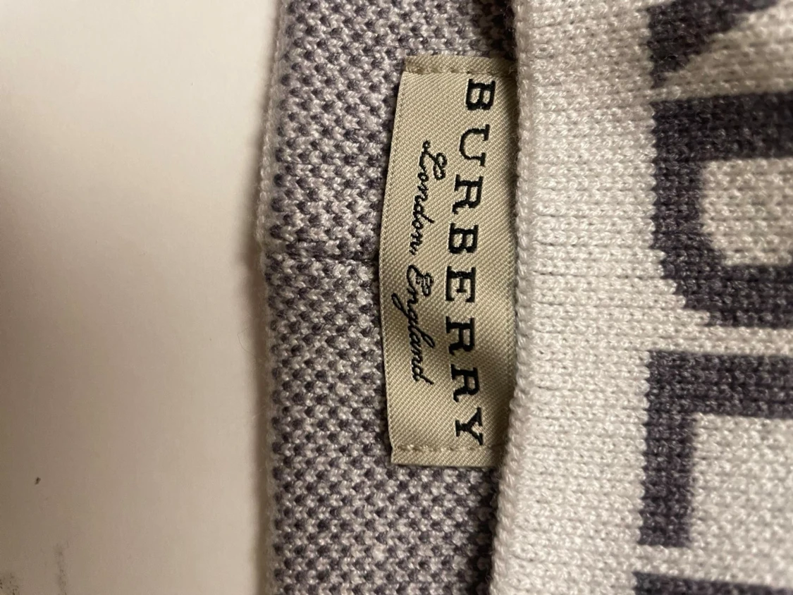 Vit och grå Burberry mössa - 2