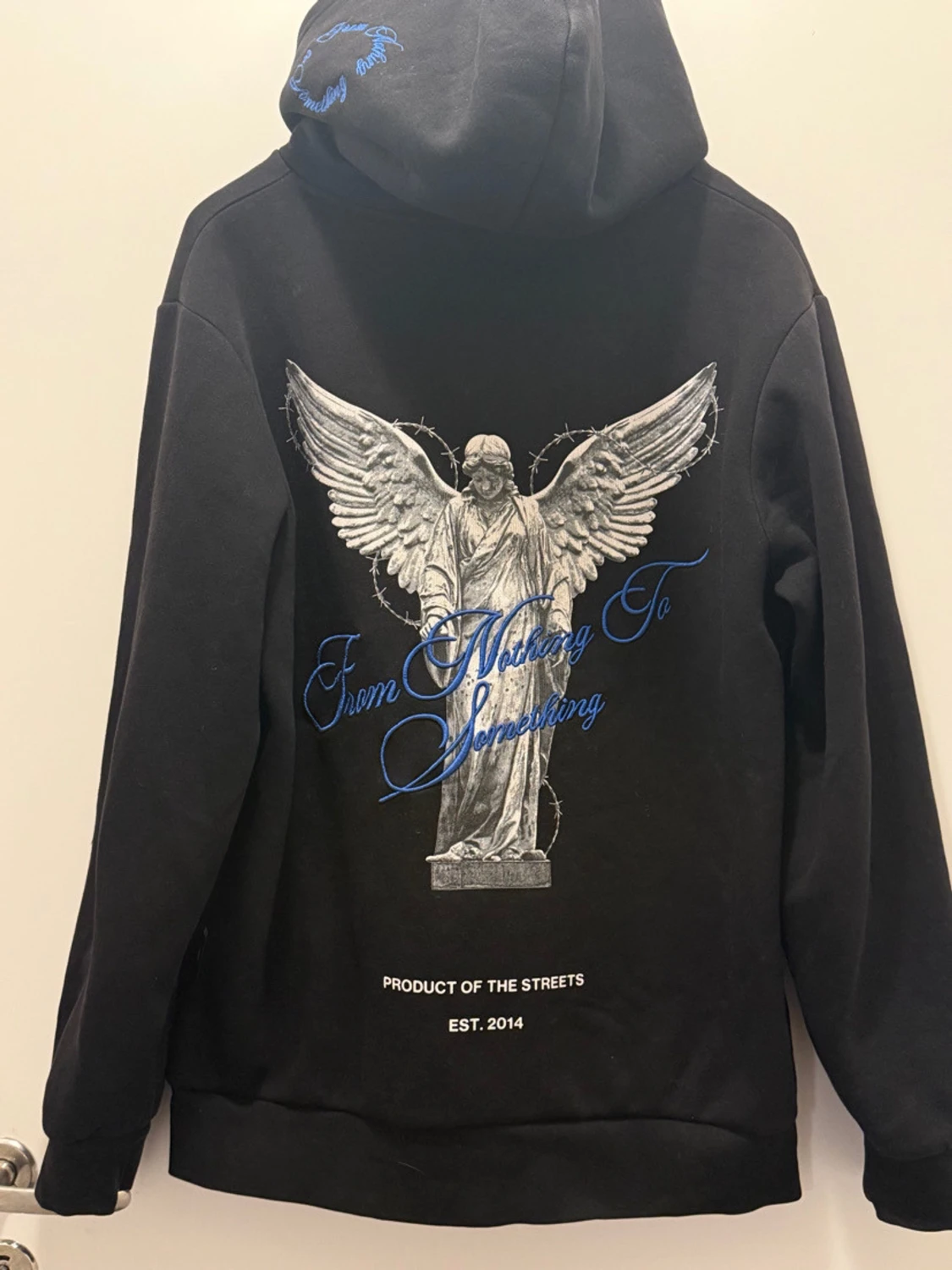 Svart hoodie med tryck säljes!Lite för stor .Men vid intresse! - 2