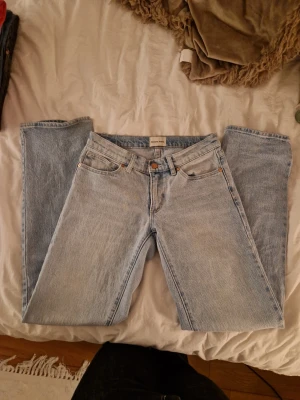 Low straight - Säljer ett par ljusblå jeans från Abrand Jeans, modell A '99 Low Straight. 