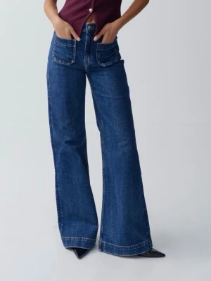 Blå wide jeans med hög midja - Snygga blå jeans med breda ben och hög midja. Modellen har stora framfickor. Säljs inte längre. Nypris 499kr