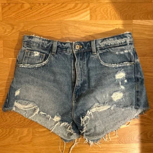 Blå denimshorts - Säljer ett par blå denimshorts❣️