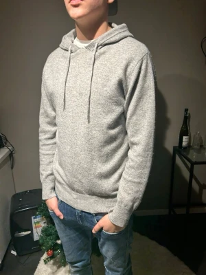 Merinoull tröja med luva  - Säljer denna super feta stilig tröja som sällan använts, skönt material och funkar till allt, kostymbyxor, jeans och mjukisar you name it. Den har lite färg vid ärmen skriv om ni vill ha bild eller har frågor eller funderingar 