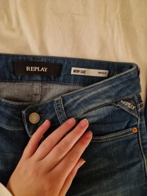 Replay - Säljer ett par snygga Replay jeans med bootcut passform. Har tagit upp längst ner för att göra dom längre 