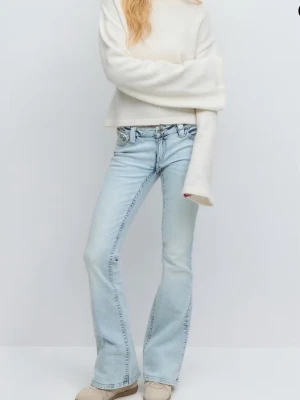 Ljusblå bootcut jeans med broderi - Snygga ljusblå jeans  med bootcut-snitt och låg midja. Jeansen har broderade detaljer på bakfickorna och klassisk femficksdesign. Tillverkade i mjukt denim-material med lätt tvättad look. Använda fåtal gånger 