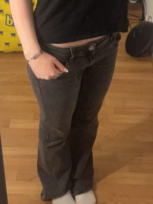 Svart gråa bootcut jeans - Svart gråa jeans ifrån Gina i storlek 164 sitter som en S. Finns en defekt vid knät( en liten fläck vid knät men går säkert att få bort)