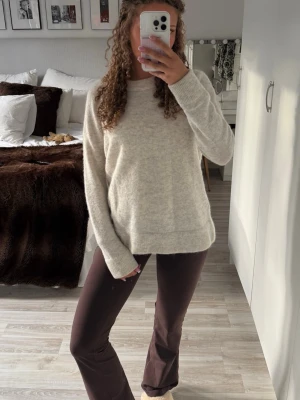 Beige stickad tröja från Samsøe Samsøe - Supermjuk och basic grön stickad tröja från Samsøe Samsøe. Storlek S 