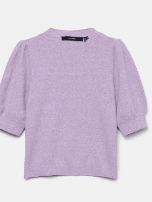 Ljuslila stickad topp från Vero Moda - Säljer en ljuslila stickad topp från Vero Moda med puffade korta ärmar och rund hals. Toppen har ribbade muddar vid ärmslut och nederkant, vilket ger en snygg och modern look. Perfekt för dig som gillar mjuka material och trendiga färger.