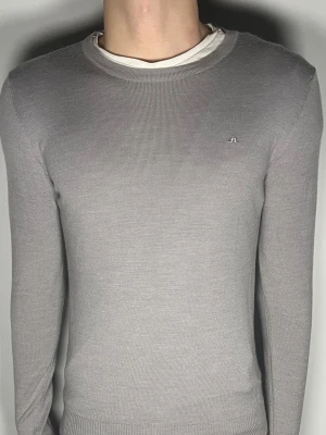 J.Lindeberg tröja - Säljer en riktigt snygg och trendig J.Lindeberg tröja i fint skick, storlek M, vid frågor är det bara att skriva //Gramenti