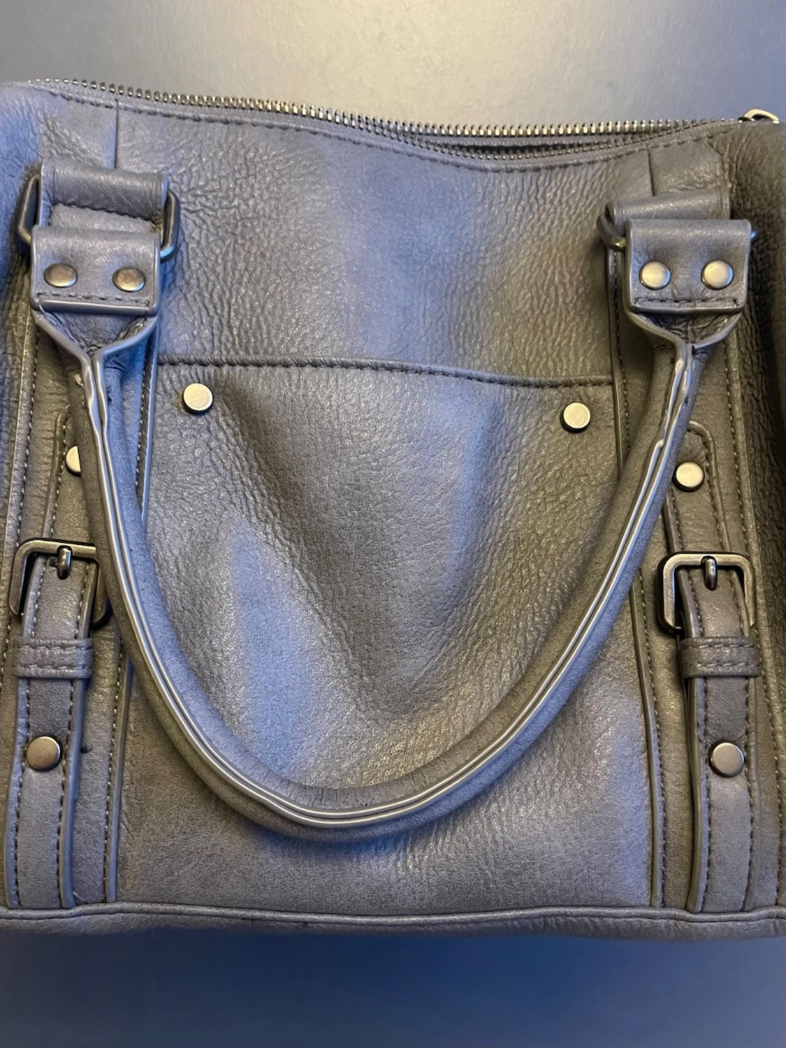 Grå handväska med detaljer - 2