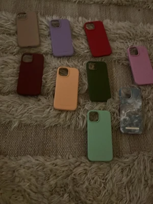 iDeal of Sweden iPhone skal IPhone 13  - Snygga och färgglada iPhone-skal från iDeal of Sweden, 9 olika färger. Ett skal kostar 50 kr och har inre använt de någon gång. Färgerna är: ljus rosa, limegrön/trukos, mörk grön, mörk röd/brun, röd, aprikos, lila och beige. Säg till vilket ni vill köpa! Ett av skalen är även mönstrat som ni ser på bild 5💖