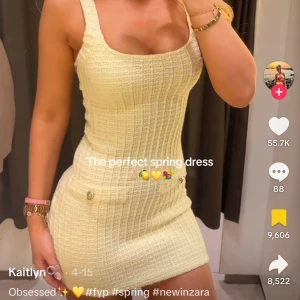 Ljusgul stickad kortklänning Zara - Superfin stickad ljusgul mini-dress från Zara med dekorativa fickor med guldknappar framtill, påminner om Chanels design🤩 Tajt, figurnära passform som framhäver siluetten. Insydd hos skräddare, passar xs/s men är stretchig! Han sydde även in resår där klänningen slutar, så att den inte åker upp när man går utan sitter tajt kring låren också🥰Använd en gång av mig (se bild 2), slutsåld på hemsidan.