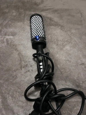 Värmeborste  - Säljer denna Värmeborste från Cera Professional, då jag inte använder den 