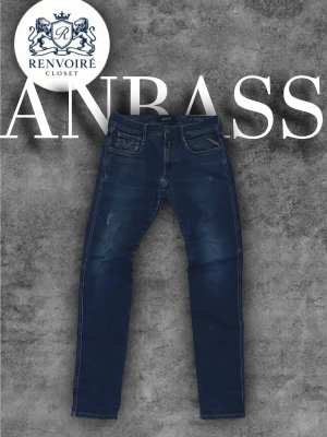 Replay Anbass jeans mörkblå - Snygga mörkblå Replay Anbass jeans med slim fit passform. Jeansen har feta slitningar och en riktigt snygg färg tillverkade i stretchigt denim! Köp nu för DUNDERPRIS innan de ryker!