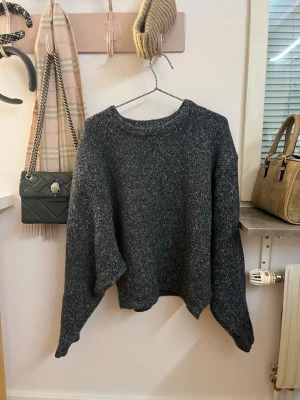 Mörkblå/grå stickad tröja  - Jättemysig mörkgrå/blå stickad tröja med avslappnad passform i storlek S från Carin Wester💕