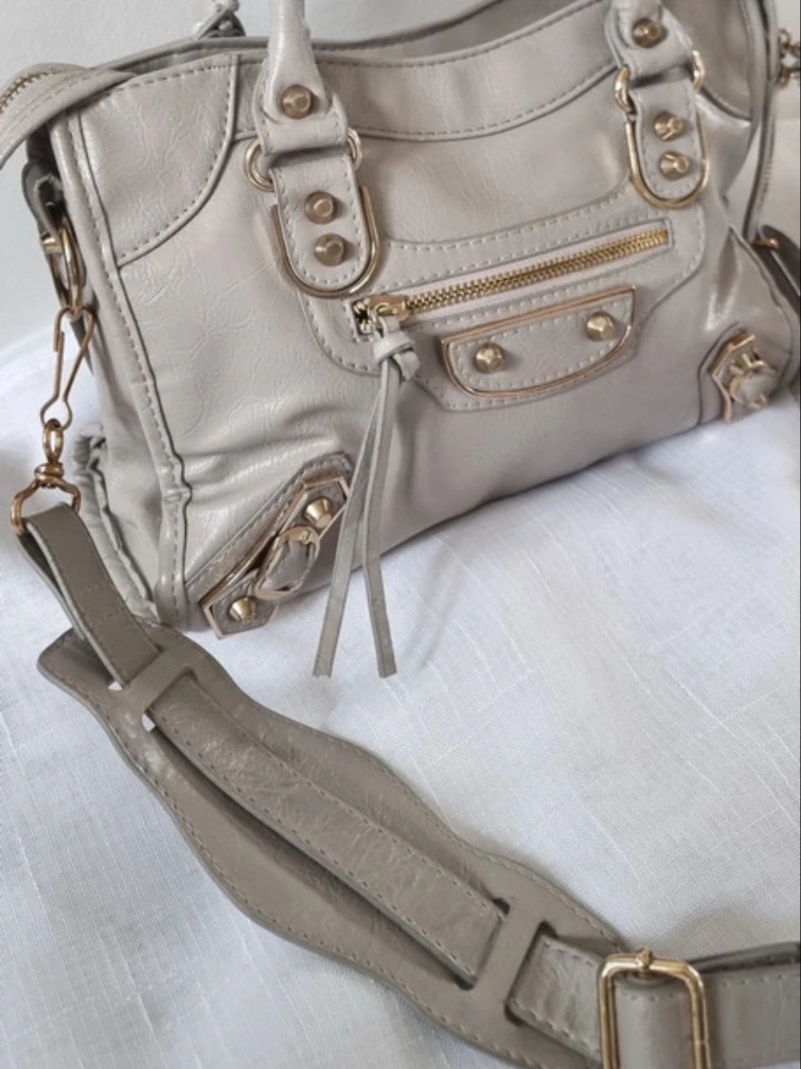 Grå beige axel/handväska med gulddetaljer - 1