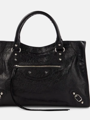 Balenciaga svart skolväska - Säljer en Balenciaga handväska i svart skinn med klassiska detaljer som silverfärgade nitar, dragkedja framtill och flätade handtag. Väskan har en rektangulär form. Perfekt storlek för att få plats med allt du behöver. Online kvitto finns💕