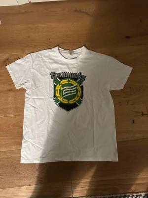 Vit Hammarby t-shirt  - Vit Hammarby t-shirt i storlek m. Hör av dig om du har några frågor!