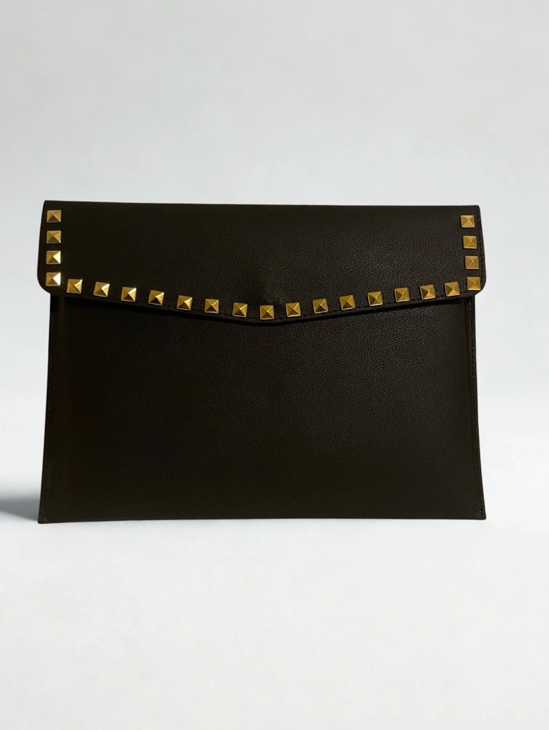 Datorfodral med guld nitar i läder imitation