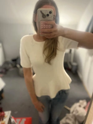 Vit stickad topp från H&M - Säljer en söt vit stickad topp från H&M i storlek S. 