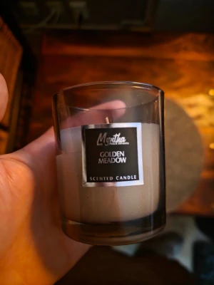 Doftljus - Bilderna visar ett doftljus i glas från Rusta med doften Golden Meadow, 