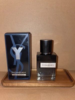 Yves Saint Laurent EDP 60ml - Stilren parfym från Yves Saint Laurent, Eau de Parfum, 60 ml. Perfekt för dig som vill ha en ikonisk doft i snygg förpackning. Refillbar spray för enkel användning.