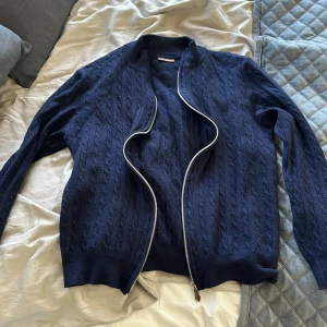 Stenström tröja hel zip marinblå  - Stenströms tröja hel zip. Storlek XS, marinblå i ull material. 8/10 i skick.