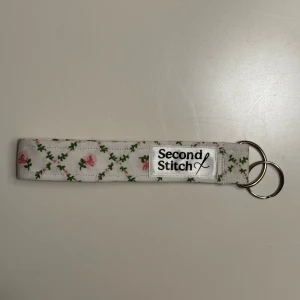Handgjort nyckelband utav second hand tyger - Ett handgjort nyckelband utav second hand tyger. Unikt, hållbart och perfekt att samla dina nycklar på samma ställe. Endast ett unikt exemplar.                     Instagram: secondstitch.bymatilda 💕