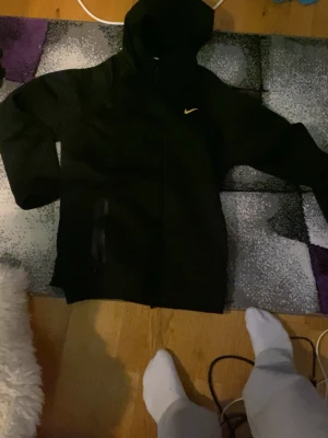 Nike tech nocta - Säljer denna feta Nike tech zip up hoodie som har blivit väldigt populär på senaste tiden säljer den eftersom att jag köpte en storlek som tyvärr inte passa mig. Hör gärna av er om ni har några funderingar :)