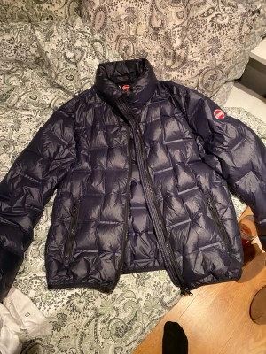 Colmar jacka - Mycket bra skick, stilren och snygg jacka perfekt nu i vinter. Köparen står för frakt 