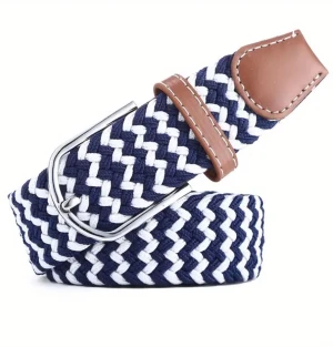 Flätat bälte - Blåvit  - Ett stilrent flätat bälte i färgen blåvit som passar både vardag och fest. Den elastiska flätningen ger en bekväm passform och gör bältet enkelt att justera. Ett tidlöst och prisvärt val för endast 99kr 