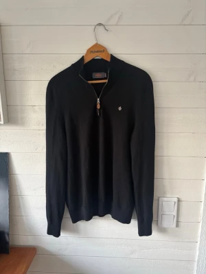 Svart merinoulltröja från Morris XL - Säljer min svart långärmad tröja från Morris i 100% merinoull. Tröjan har en half zip-dragkedja framtill och en liten broderad logga på bröstet. Perfekt för dig som gillar stilrena kläder. Storleken är XL men är som storlek L