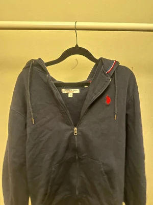 Ralph Lauren blå i storlek M - Är i bra skick, har inte använt den så mycket, om du har frågor skriv till mig