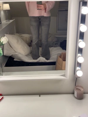 Grå bootcut jeans från 157 - Säljer ett par gråa bootcut jeans från 157 i storlek L. Jeansen har en normal passform över låren och utsvängda ben. Tillverkade i mjukt bomullsmal och är perfekt längd för mig som är 180. 