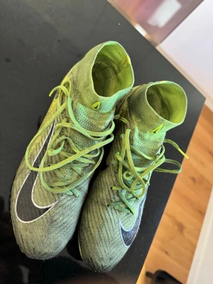 Gröna Nike fotbollsskor  - Säljer ett par Nike fotbollsskor i storlek 44. Hade de i 4 månader innan jag fick ett par nya. Ganska använda men fungerar bra. De är inte sönder någonstans.