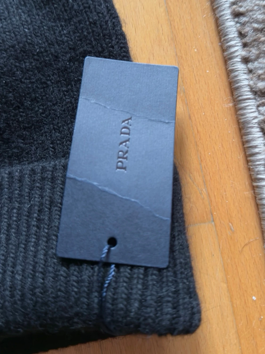 Svart stickad mössa från Prada - 2