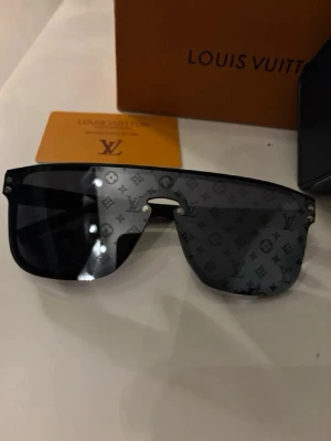 Louis vitton solglasögon  - Säljer nu dessa perfekta solglasögon då de ej kommer till användning . Sköna och briljanta till sommaren .