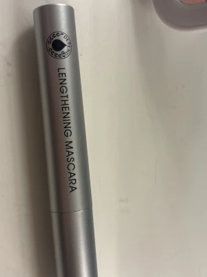 Lengthening Mascara från depend - Snygg lengthening mascara från Depend i en stilren silverfärgad tub. Ger fransarna extra längd med sin svarta formula och har en klassisk borste som separerar fransarna fint. Perfekt för dig som vill ha långa, definierade fransar. Helt ny💗full size