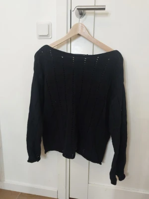 Svart stickad tröja från 157 - Svart stickad tröja från 157 i storlek XS. Tröjan har ett hålmönster i diagonala rader och är långärmad med en något loose passform. Aldrig använt❣️