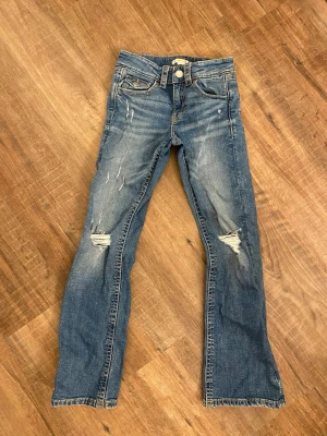 Snygga jeans  - Snygga Low waist bootcut jeans med hål från Gina young, storlek 152/xxs/xs. Fint skick!❣️Pris kan diskuteras